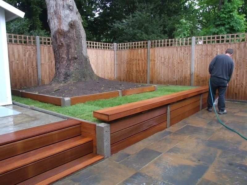 Raised garden deck with balustrade