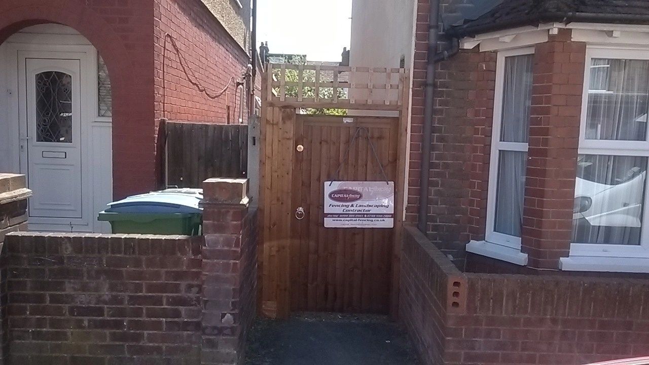 Closeboard gate with trellis top