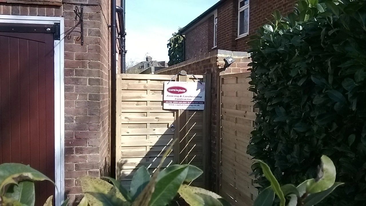 Hit-and-miss slatted gate